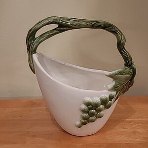 HULL POTTERY USA Vintage Tokay Tuscany Grape Basket Vase